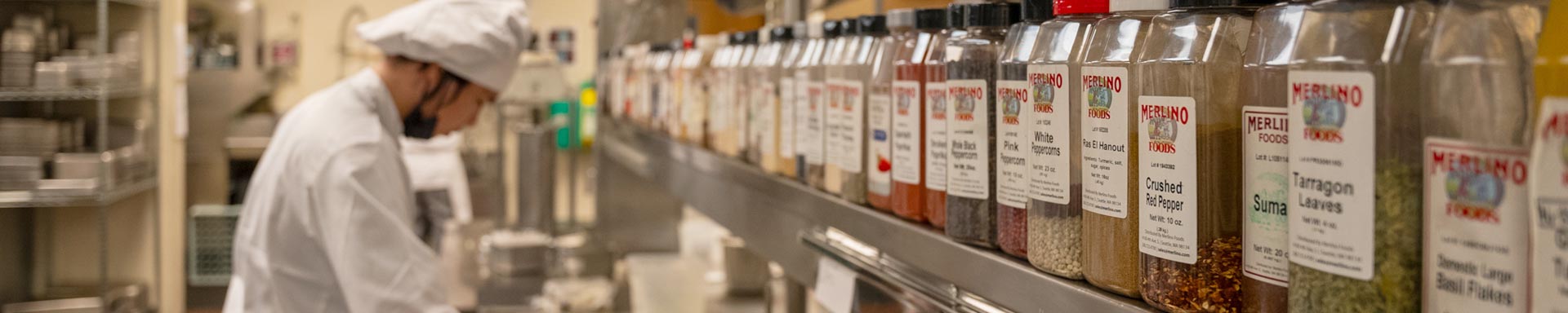 Cooking station for making omelettes